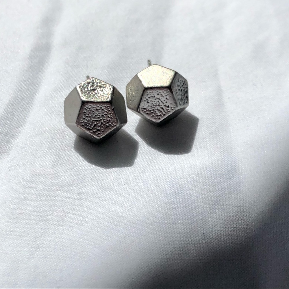 3/30 ✨ Geometric Metallic Stud Earrings
